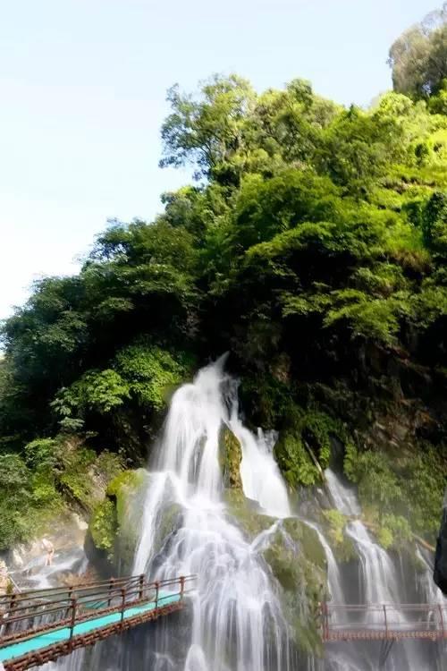柳岩酷炫黑西装造型 亲近自然享受新疆美景